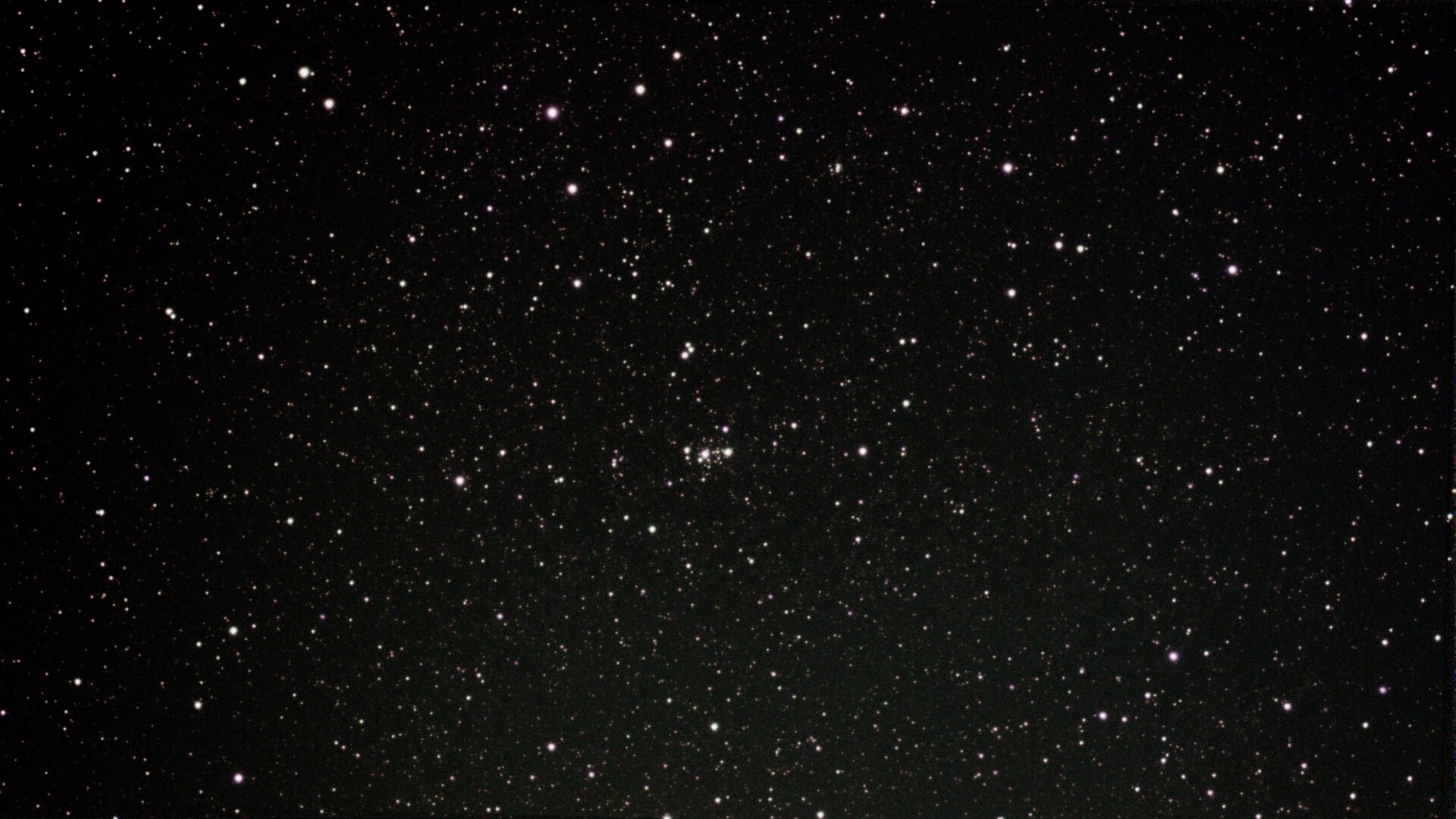 L’amas d’étoiles M50 présente un arrière-plan profond et sombre et des étoiles nettes, comme l’image de Dwarf 2 et sans modification externe. 
