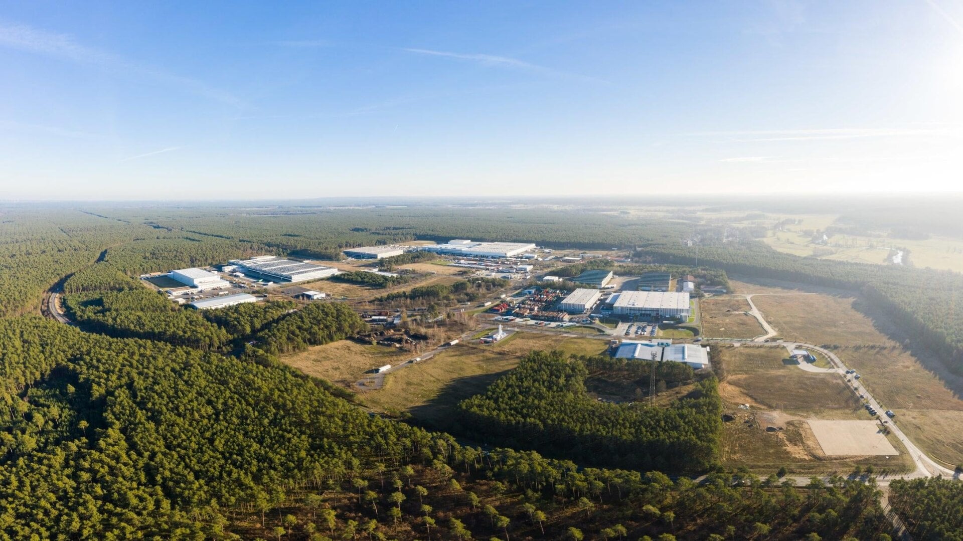 La Gigafactory européenne de Tesla dans les forêts de Grunheide, Berlin-Brandebourg.
