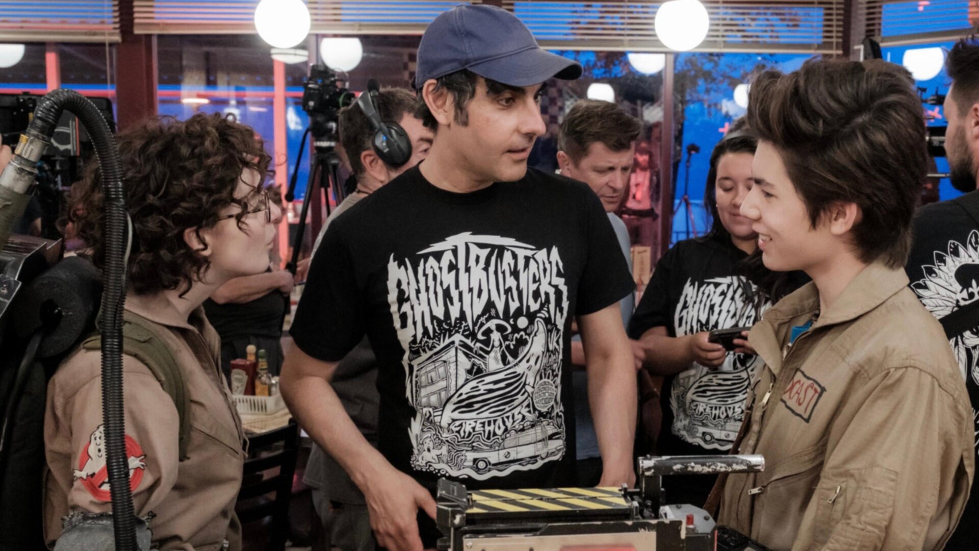 Réalisateur Gil Kenan avec Mckenna Grace et Logan Kim.