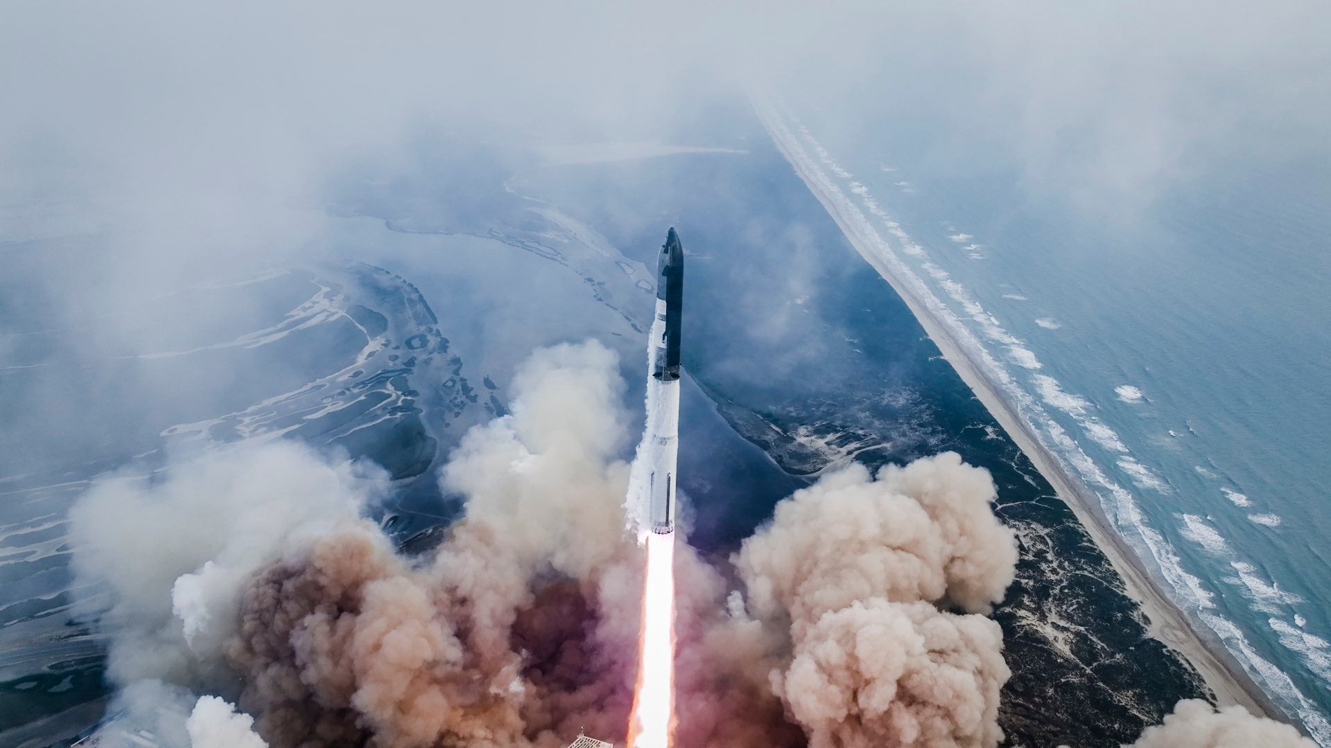 Starship peu de temps après avoir quitté la base de lancement de la base stellaire à Boca Chica, Texas, le 14 mars 2024.