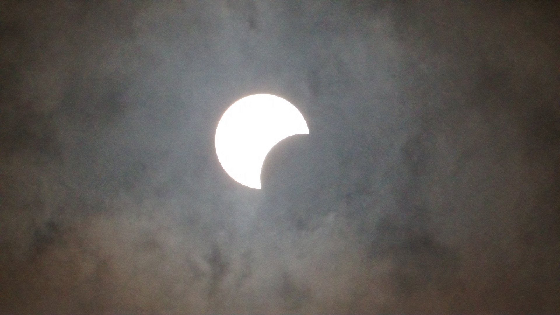 L’éclipse solaire annulaire du 14 octobre 2023, vue par le télescope Dwarf II et dans des conditions exceptionnellement nuageuses. 