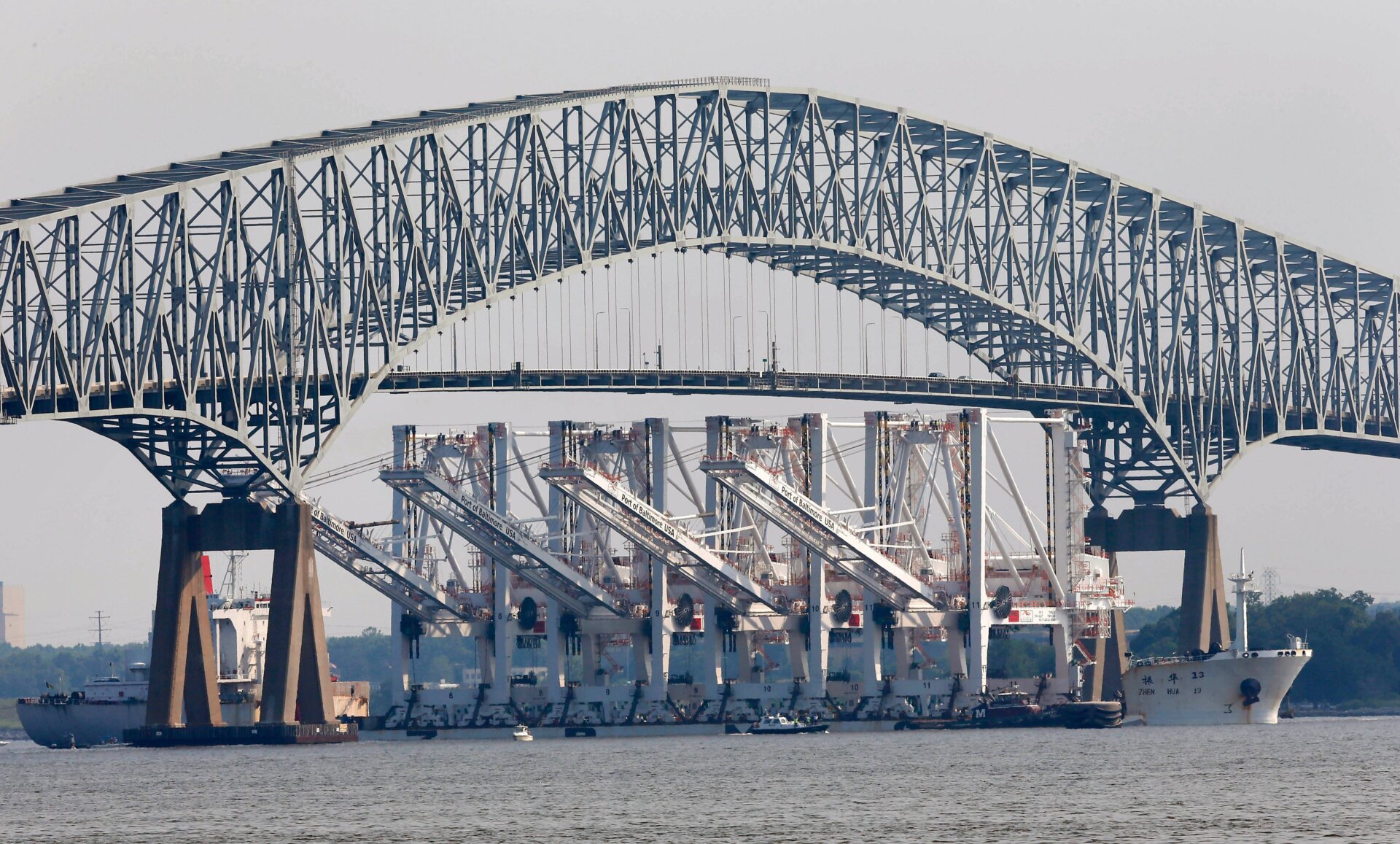 Un navire transportant quatre grues géantes pour la livraison et l’installation au port de Baltimore passe sous le pont Francis Scott Key à  Baltimore sur cette photo d’archives du 20 juin 2012.
