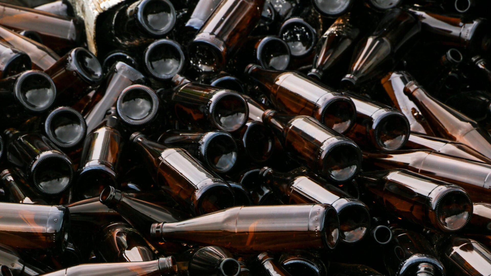 Bouteilles vides en verre brun.