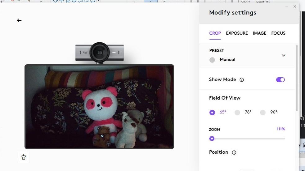 Ma chambre est plongée dans le noir absolu. La seule source de lumière est l’écran de mon ordinateur portable, dont la luminosité est de 30&nbsp;%. 