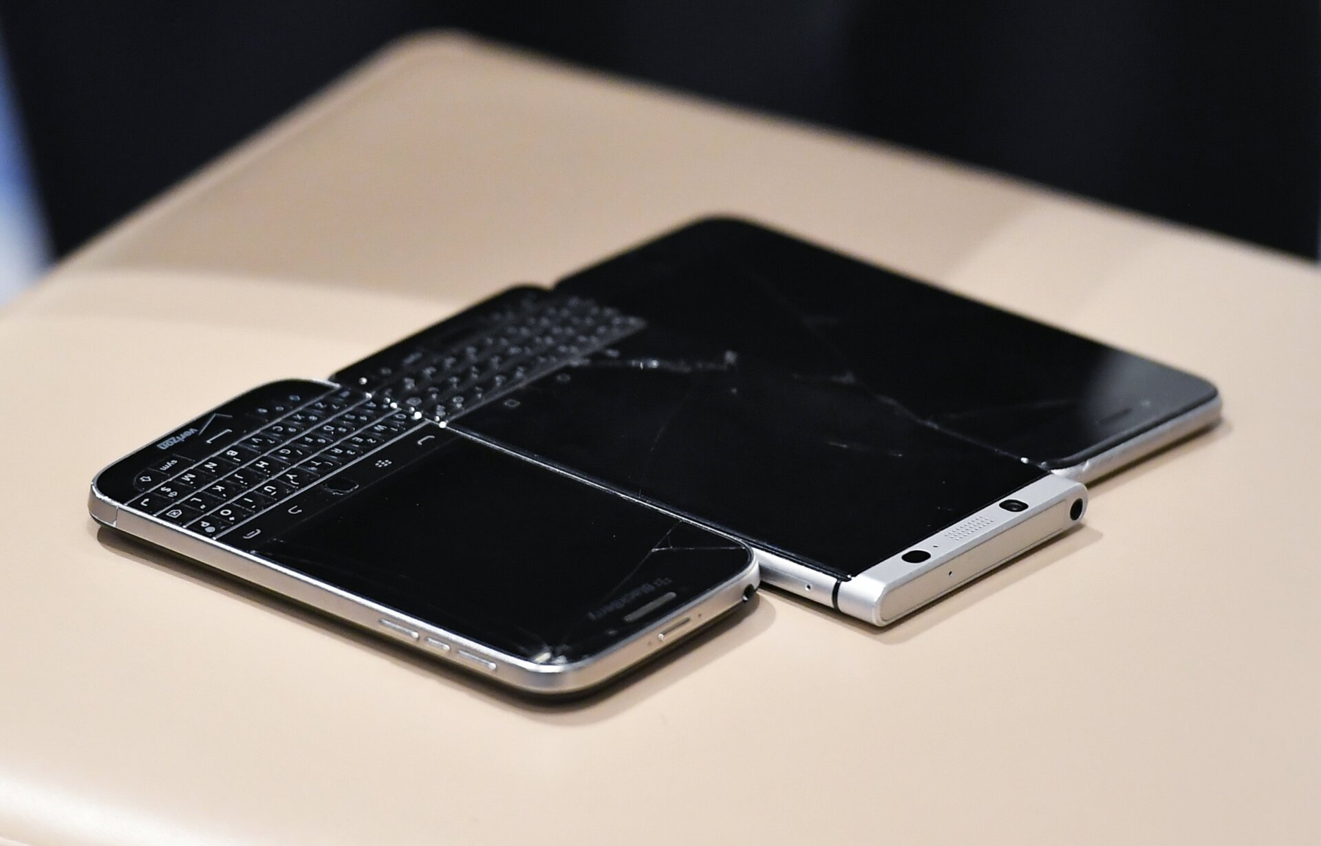 Une photo des trois téléphones de Tony Bobulinski photographiée le 20 octobre 2020. Inclut le Blackberry avec les textes à Hunter Biden mentionnés dans l’audience.