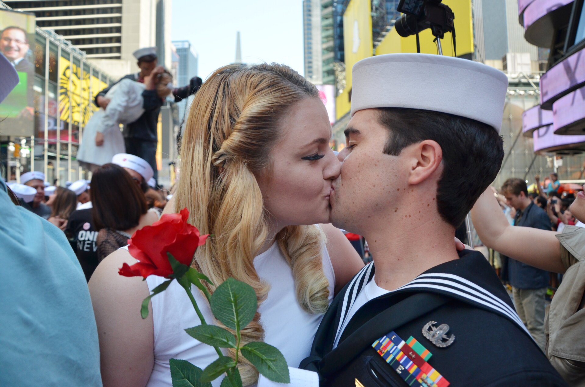 Samantha et Louis Velarde de Californie s’embrassent à TimesSquare à New  York, États-Unis, le 14 août 2015. Deux cents couples s’embrassaient simultanément à  Times Square pour reconstituer une célèbre photo prise par Alfred Eisenstaedt il y a plus de 70 ans. 
