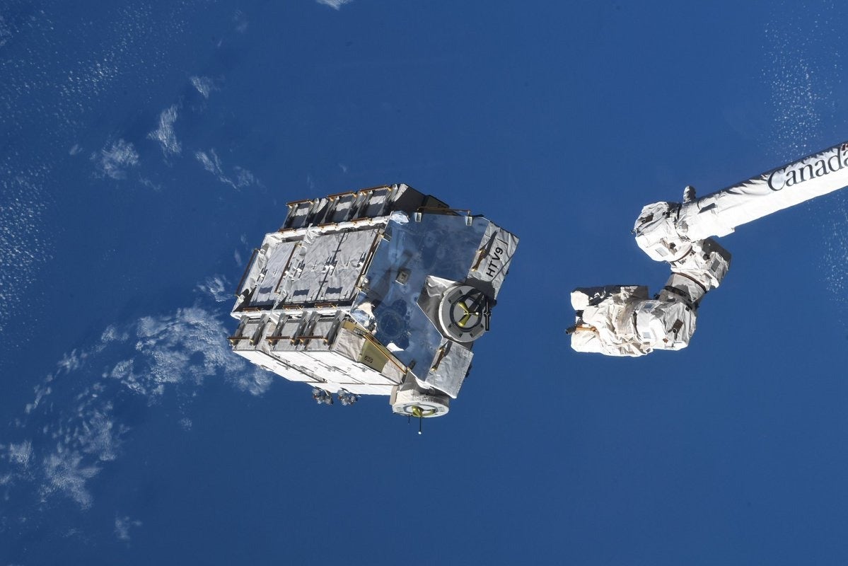 La palette externe étant libérée par Canadarm2.
