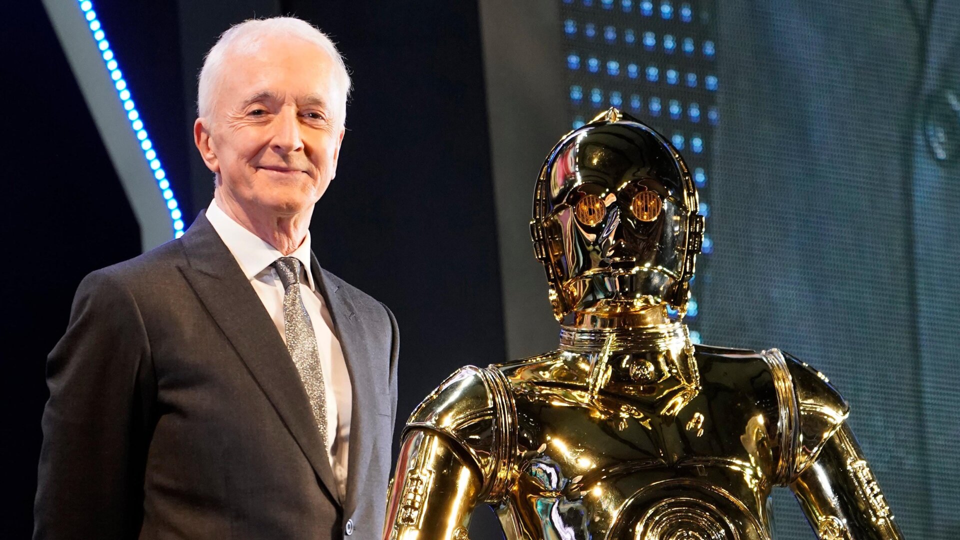 Anthony Daniels pose avec C-3PO chez un Japonais Star Wars : L’Ascension de Skywalker événement de fans le 11 décembre 2019.