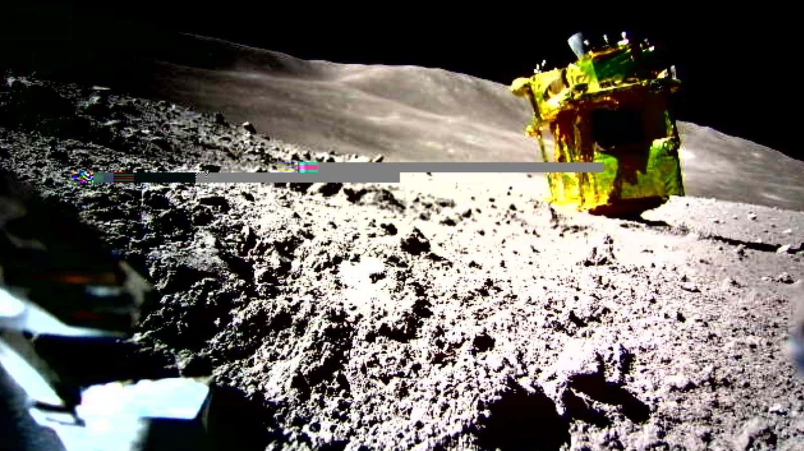 Oof&nbsp;: l’atterrisseur SLIM du Japon, face vers la Lune. 