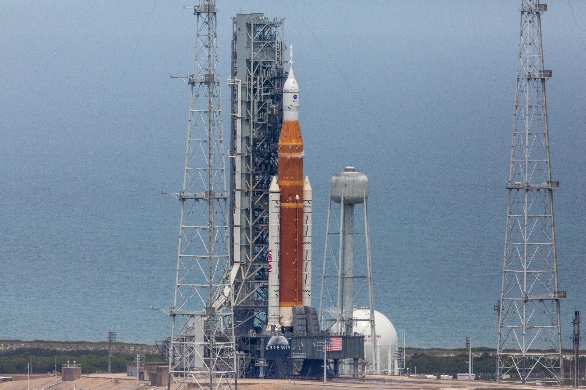La fusée SLS de la NASA sur la rampe de lancement, le 14 avril 2022.