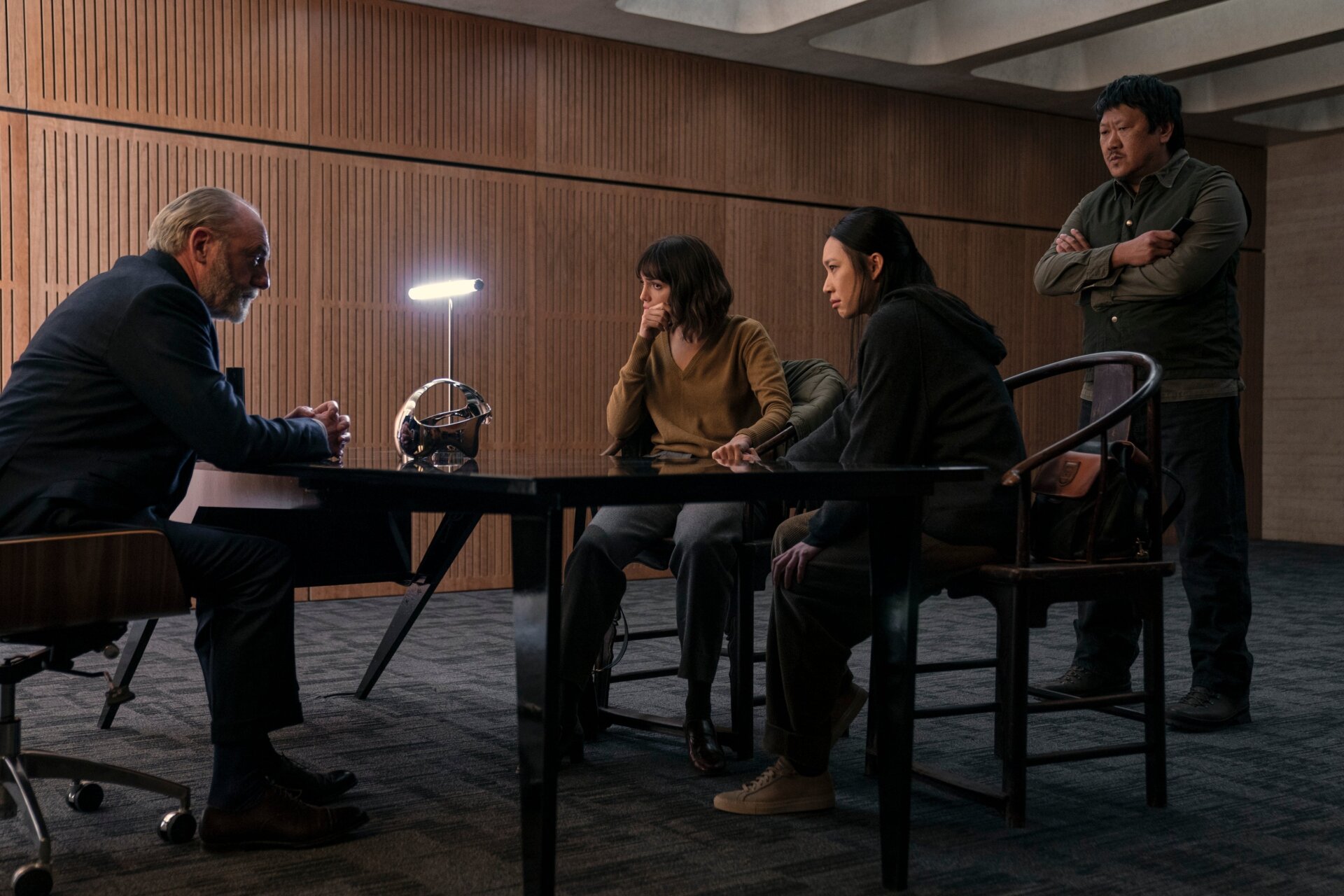 Liam Cunningham dans le rôle de Wade, Eiza González dans le rôle d’Auggie, Jess Hong dans le rôle de Jin et Benedict Wong dans le rôle de Clarence.