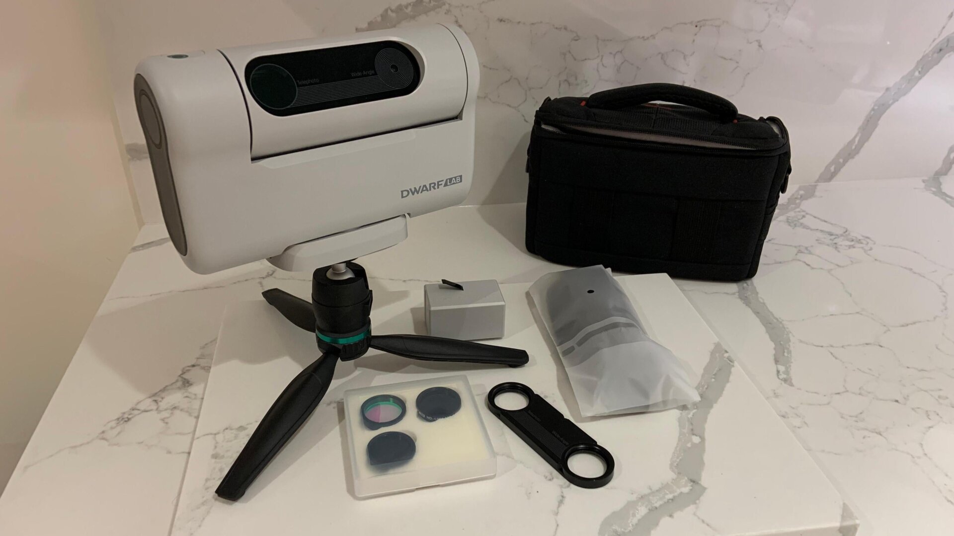 La version Deluxe est livrée avec un sac de transport noir, une batterie rechargeable, une carte microSD de 64 Mo, un mini trépied, une batterie supplémentaire, un Un filtre UCH pour la pollution lumineuse, une paire de filtres solaires (adaptés aux deux lentilles) et l’adaptateur de filtre.