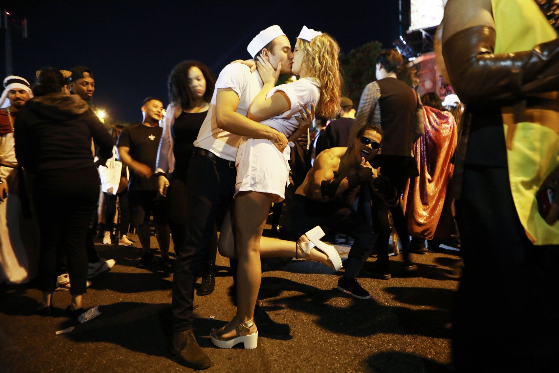 Les fêtards s’embrassent, se faisant passer pour les sujets de la célèbre photo du baiser du Times Square d’Alfred Eisenstaedt, lors de la fête de rue annuelle du Carnaval d’Hollywood le 31 octobre 2018, à West Hollywood, en Californie.