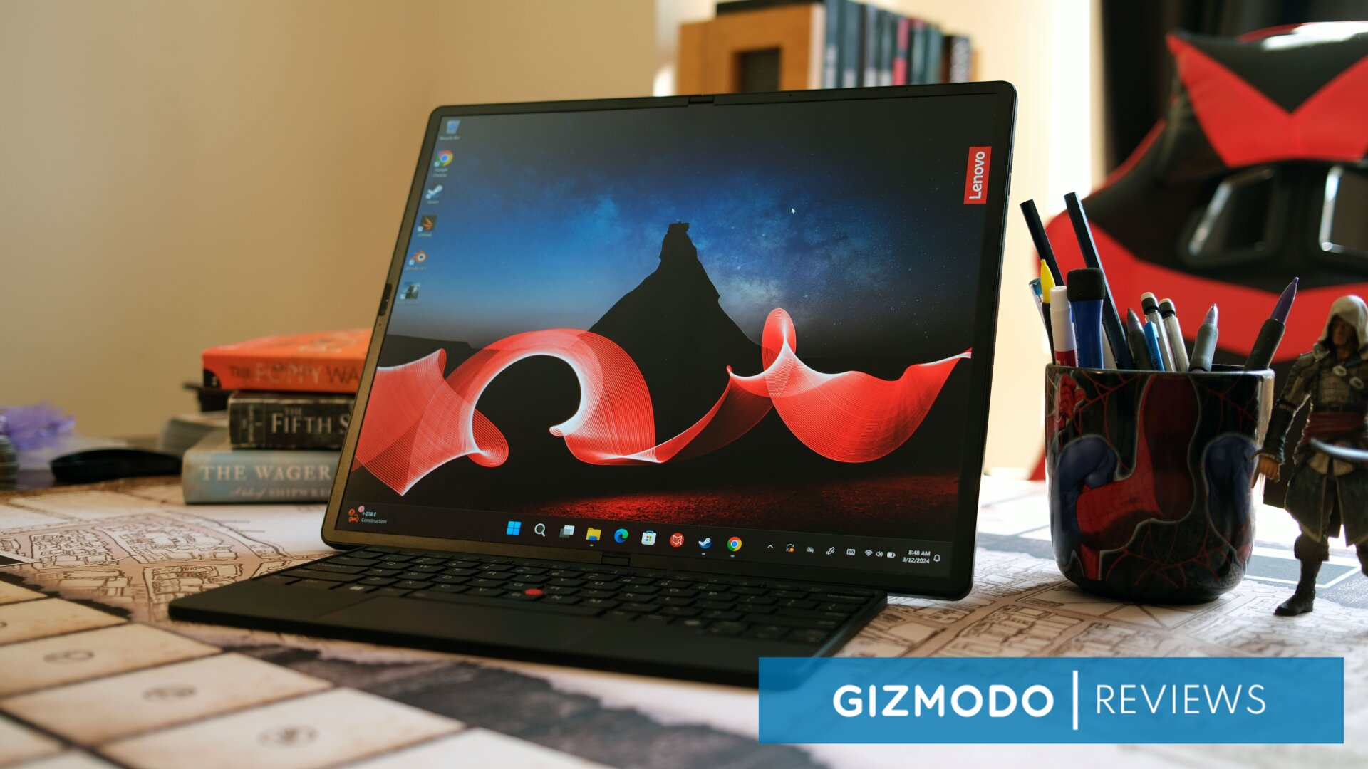 Déplié, le Lenovo ThinkBook X1 Fold 16 arbore un bel écran OLED vibrant, mais son clavier laisse beaucoup à désirer.