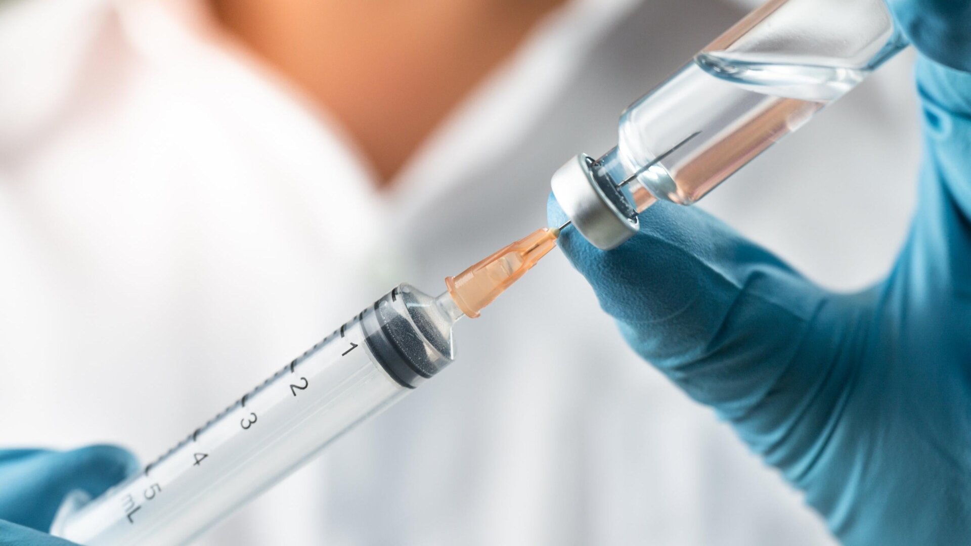 Un agent de santé préparant une injection de vaccin.