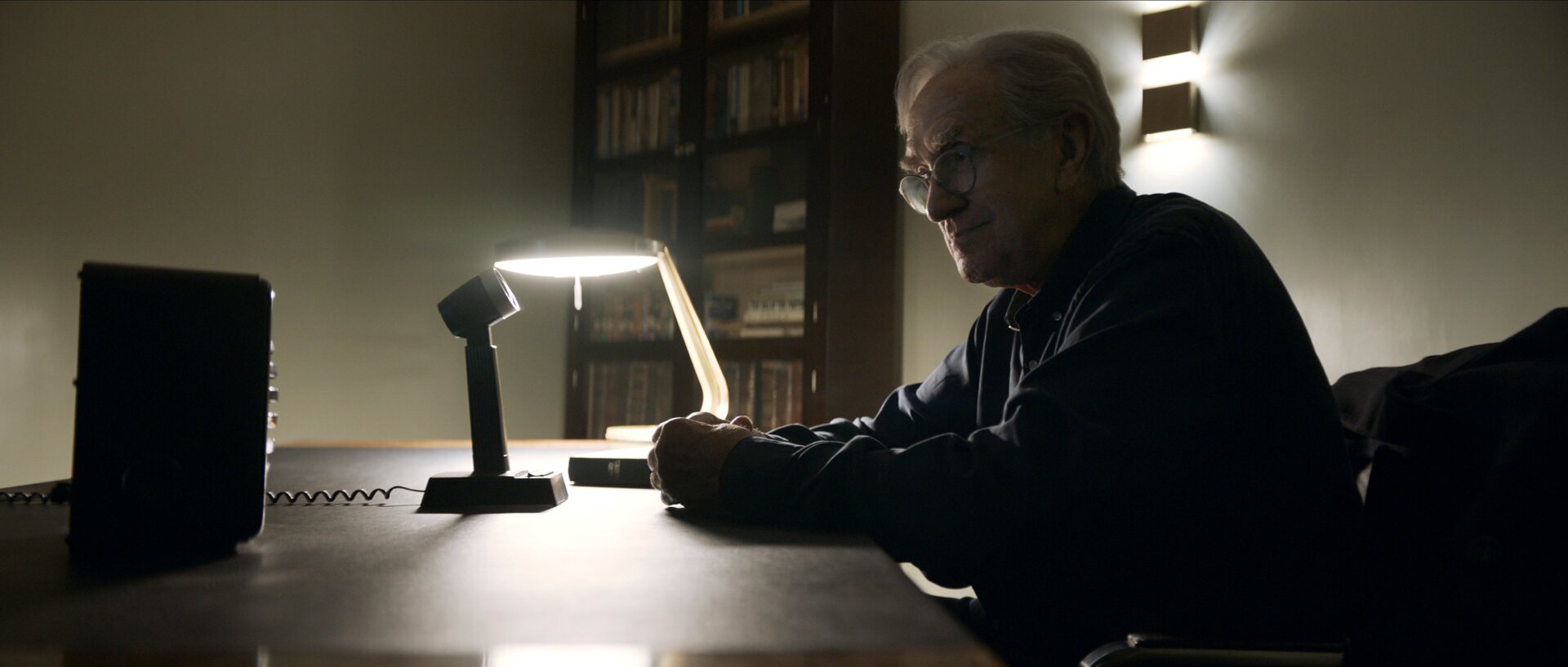 Jonathan Pryce dans le rôle de Mike Evans.