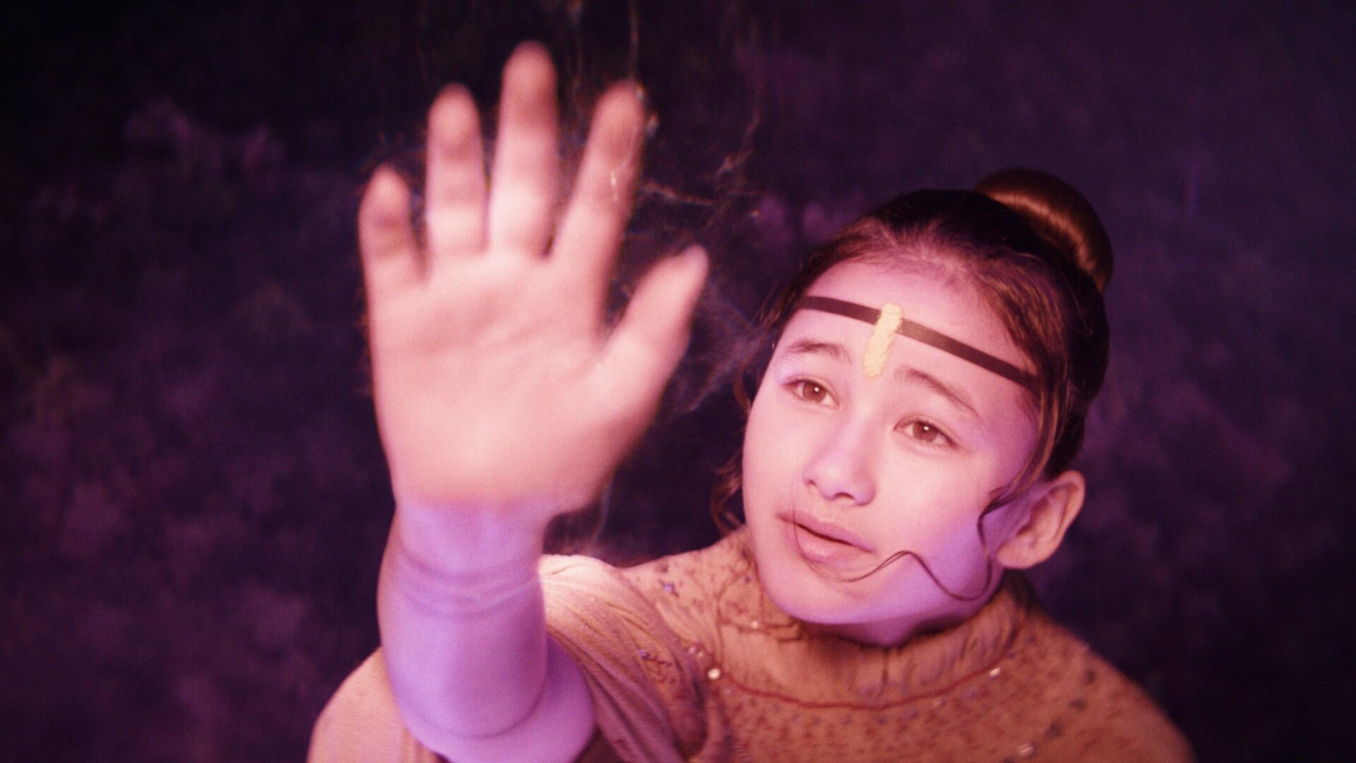Jia brandissant l’avertissement du spoiler.