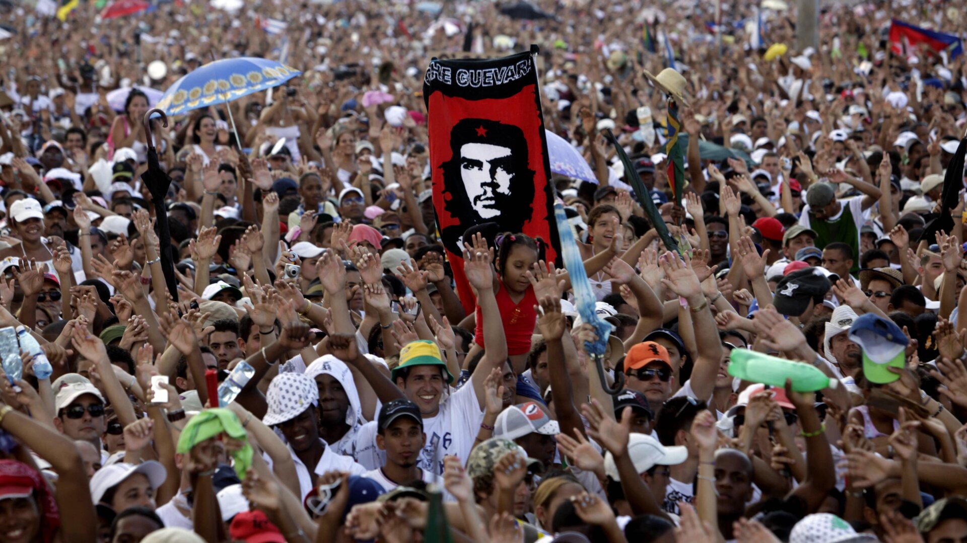 Sur cette photo d’archives, une personne tient une bannière de Che Guevara lors du concert Paix sans frontières sur la place de la Révolution à La Havane. Cuba le 20 septembre 2009.