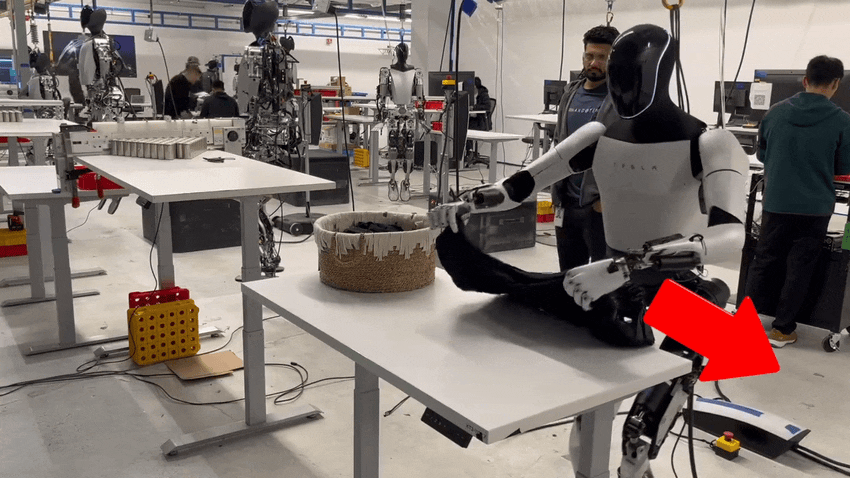 Une vidéo diffusée par Elon Musk en janvier, avec une flèche rouge montrant le téléopérateur du robot 