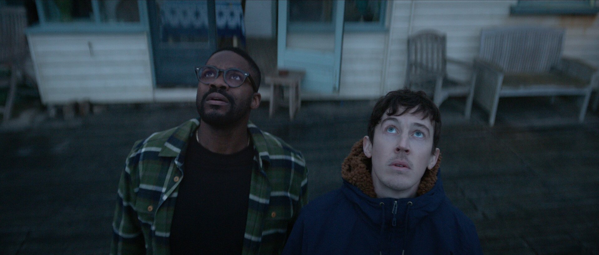 Jovan Adepo dans le rôle de Saul et AlexSharp dans le rôle de Will.