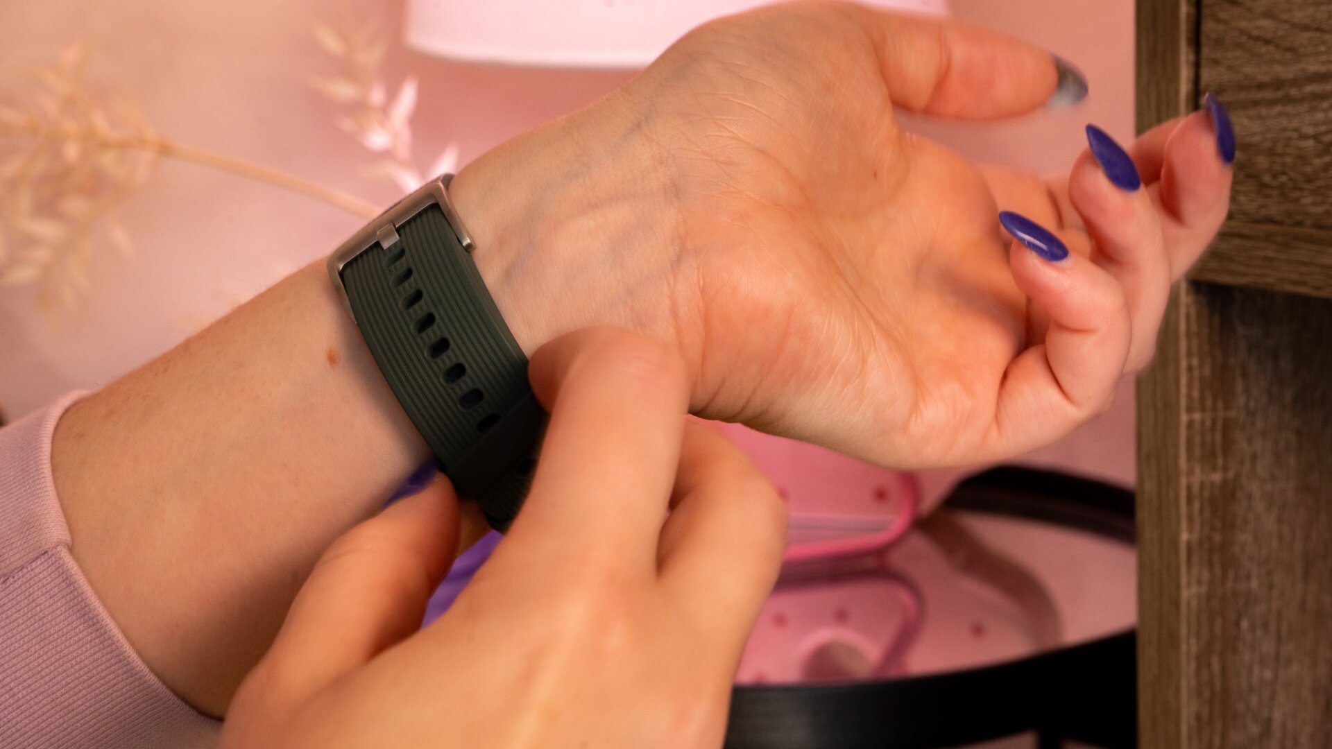Je porte souvent la OnePlus Watch 2 de manière lâche pour la porter confortablement.