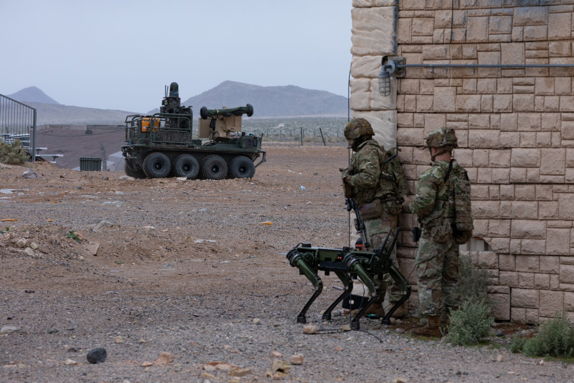 Des soldats américains affectés au 1er bataillon du 29e régiment d’infanterie, basé à Fort Moore, en Géorgie, participent à une machine humaine. démonstration d’intégration en utilisant le chien robot fantôme et le petit  équipement de transport de petits  équipements polyvalents de l’armée américaine (SMET) de nouvelles capacités de l’armée américaine à   Projet Convergence - Capstone 4 à Fort Irwin, Californie, 15 mars 2024.