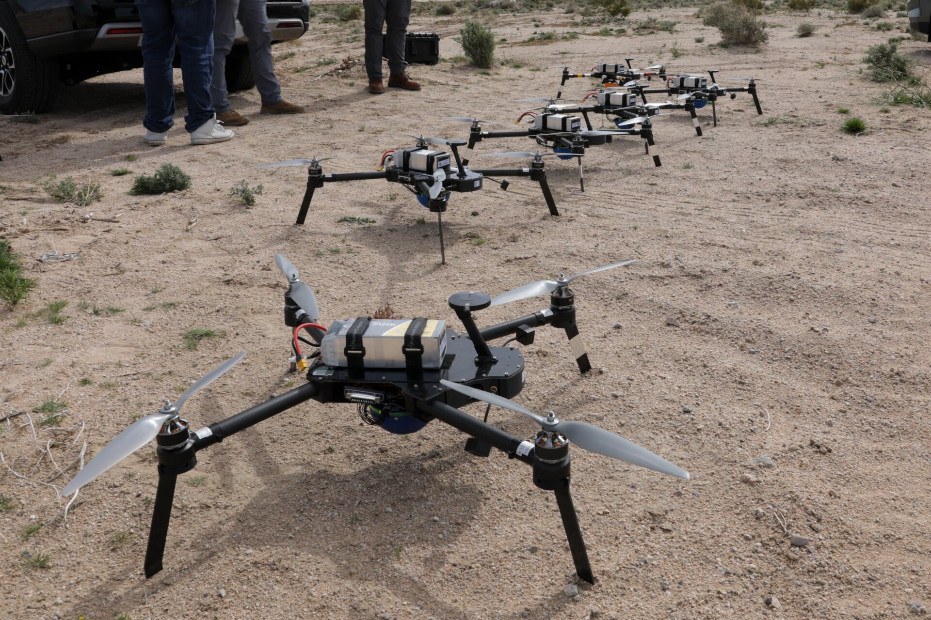 Le système d’avion sans pilote HIVE se prépare à prendre son envol lors d’une expérience d’intégration homme-machine dans le cadre du projet Convergence – Capstone 4 à Fort Irwin,  Californie, 11 mars 2024. 
