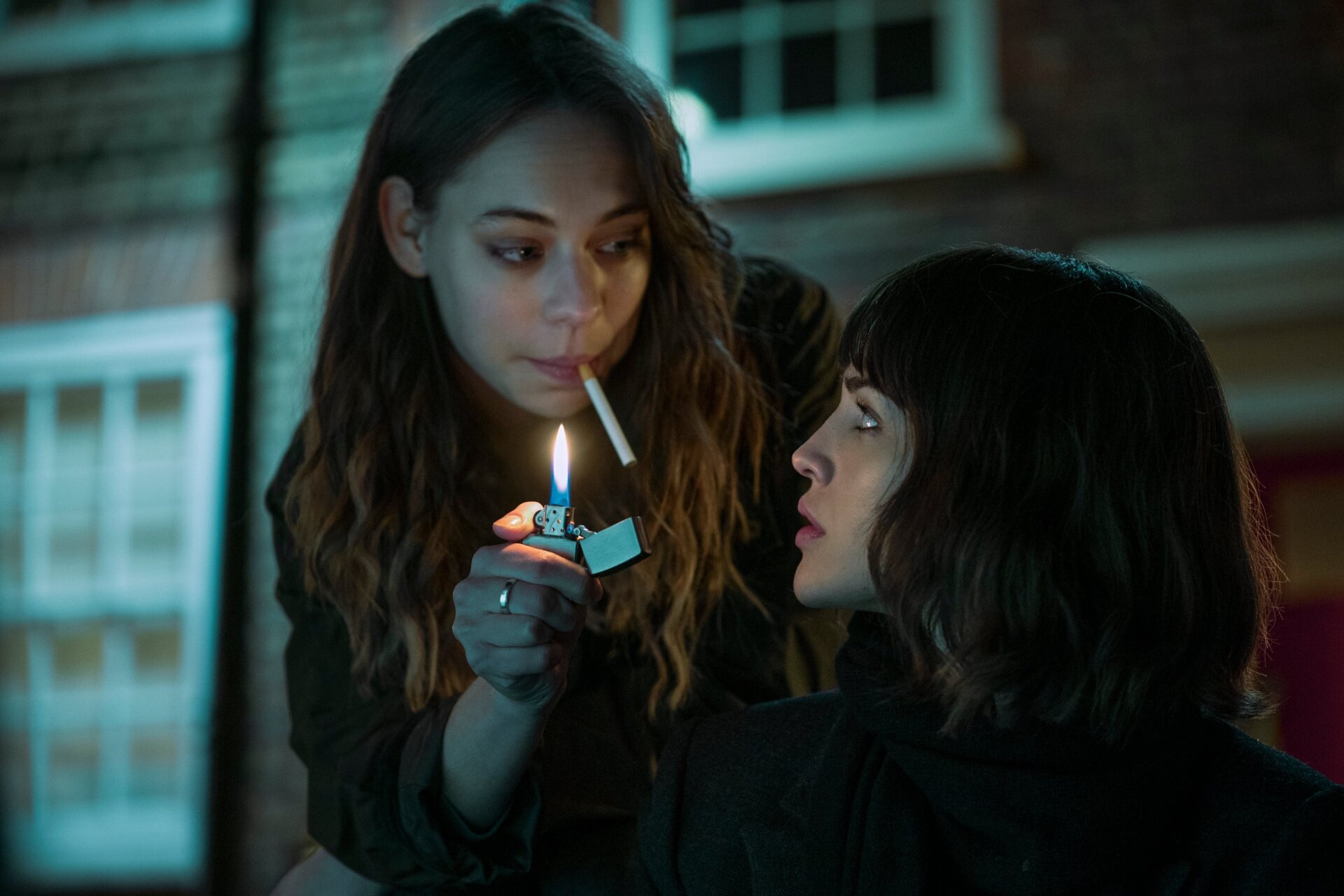 MarloKelly dans le rôle de Tatiana avec Eiza González dans le rôle d’Auggie.