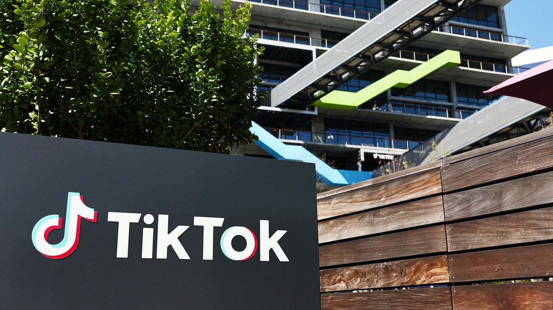 Le logo TikTok est affiché à l’extérieur des bureaux de TikTok le 12 mars 2024, à Culver City, en Californie.