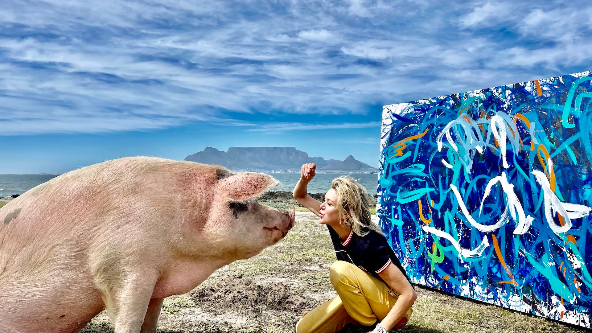 JoanneLefson a modifié un pinceau pour l’adapter à la bouche de Pigcasso. Peu de temps après, le cochon a commencé à peindre.