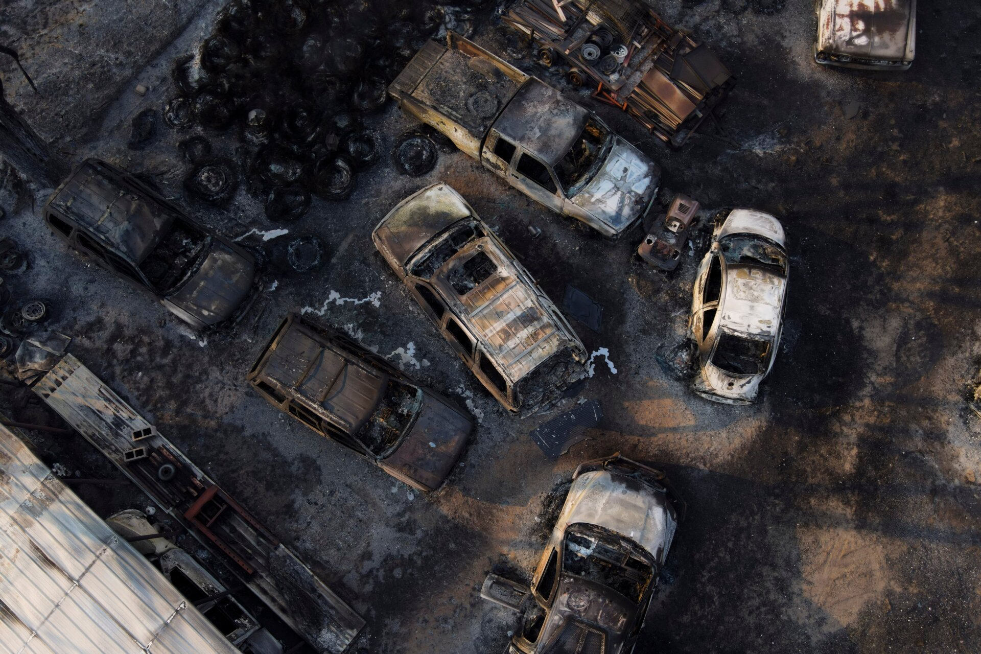 Des véhicules carbonisés se trouvent dans un atelier de carrosserie automobile après que la propriété ait été incendiée par l’incendie de Smokehouse Creek, mercredi 28 février 2024. au Canada, Texas.