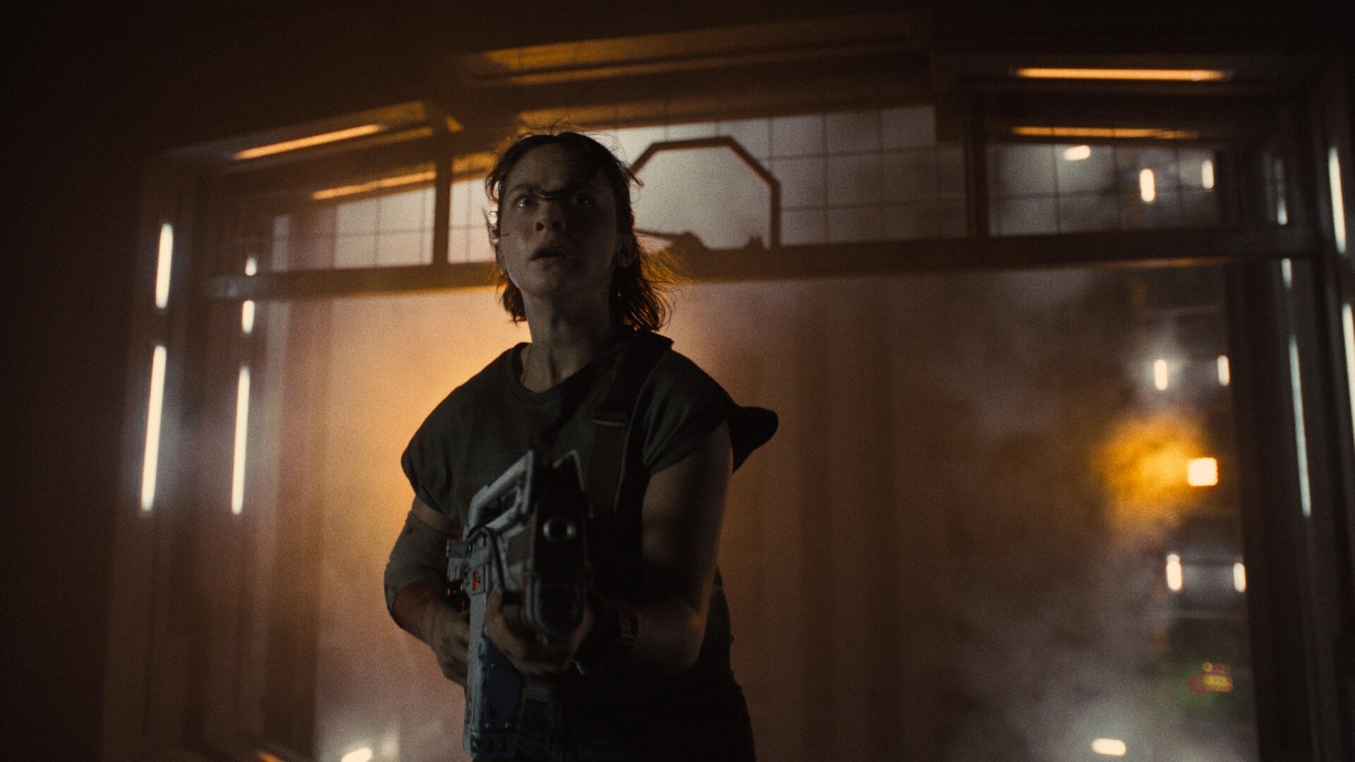 Cailee Spaeny avec un pistolet d’apparence très familière Extraterrestre : Romulus.