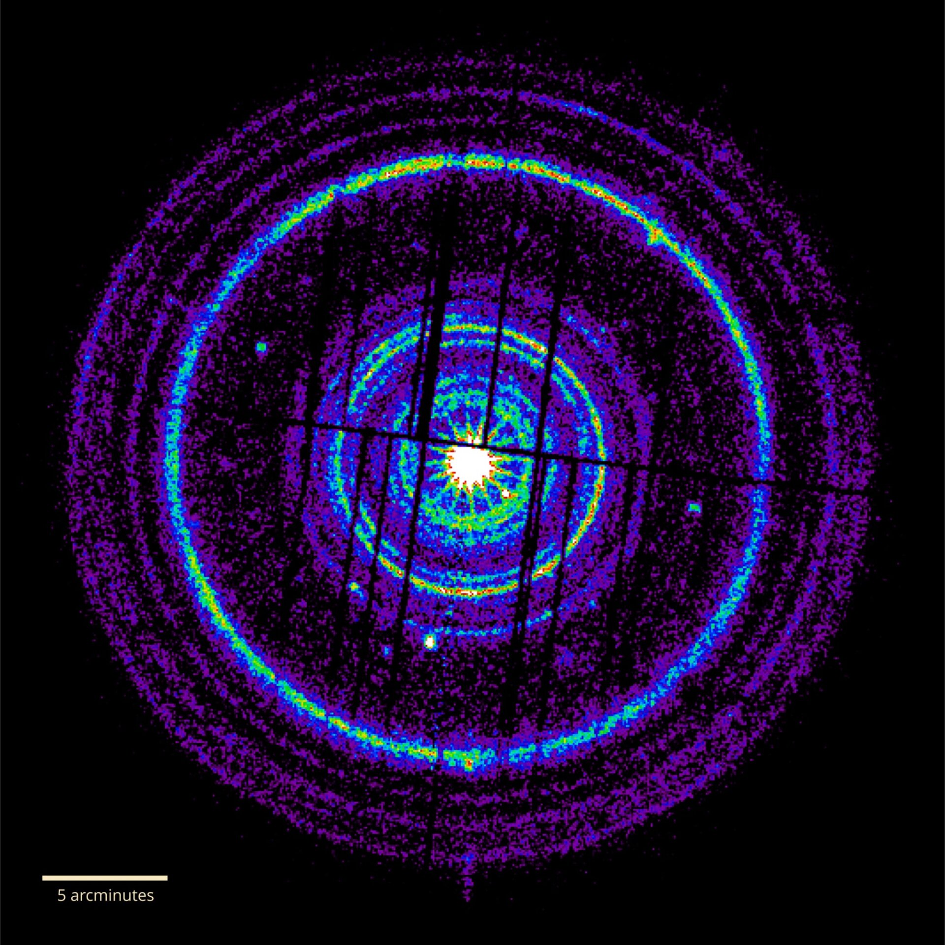 Des anneaux de poussière crachés par le BATEAU, vus par l’Observatoire XMM-Newton.