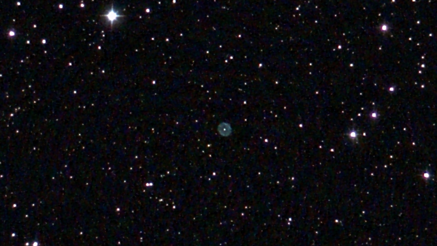 La nébuleuse de l’huître bleue, telle qu’image par Odyssey Pro. J’ai légèrement recadré cette image, mais notez la clarté et la couleur de cette faible ,  objet éloigné. 