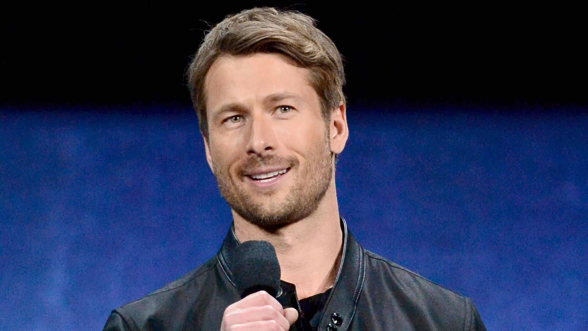 Glen Powell, soudainement omniprésent, promouvant Torsades à CinemaCon 2024.