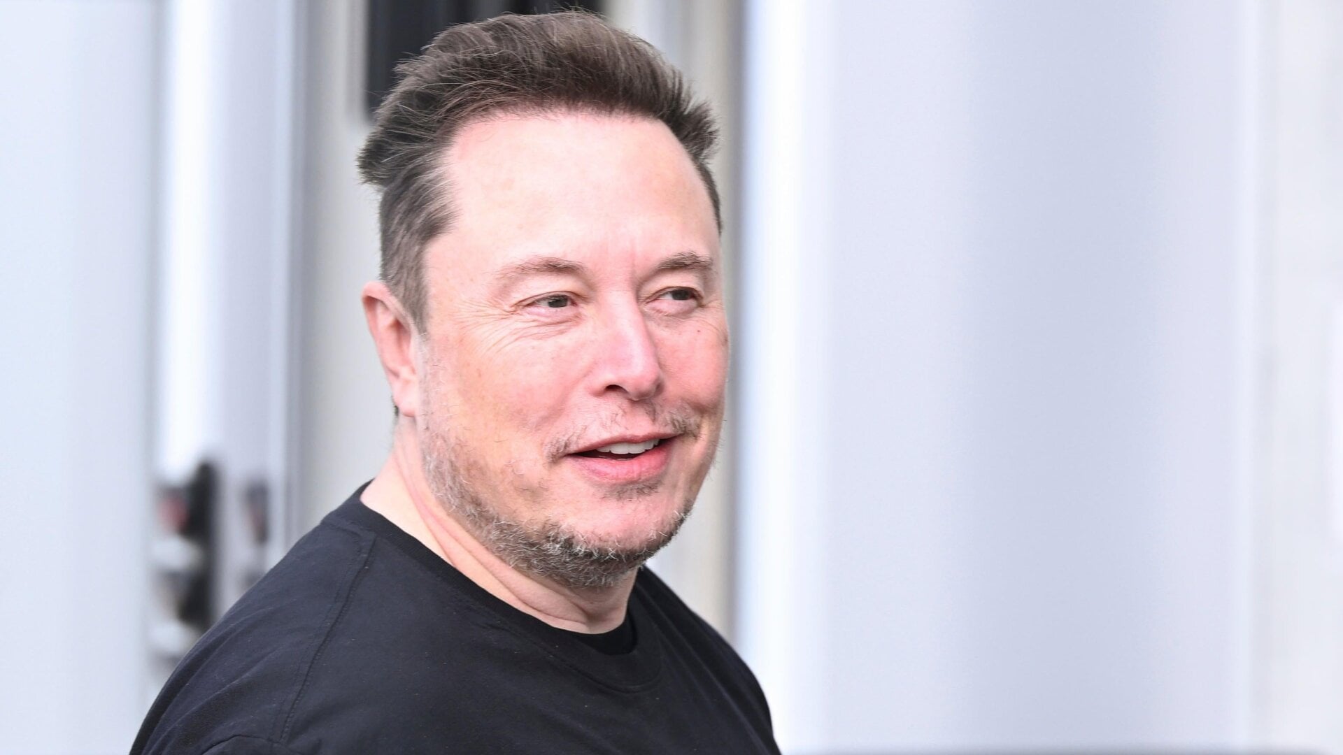 Elon Musk, PDG de Tesla, quitte la Gigafactory Tesla de Berlin-Brandebourg le 13 mars 2024.