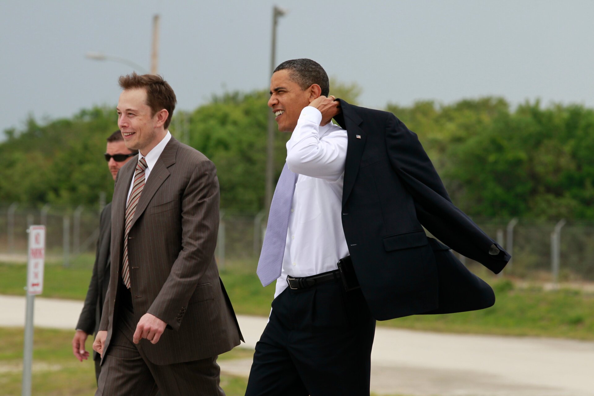 Le président Barack Obama marche pour regarder le lanceur Falcon 9 avec  le PDG de SpaceX Elon Musk au Kennedy Space Center jeudi 15 avril  2010.