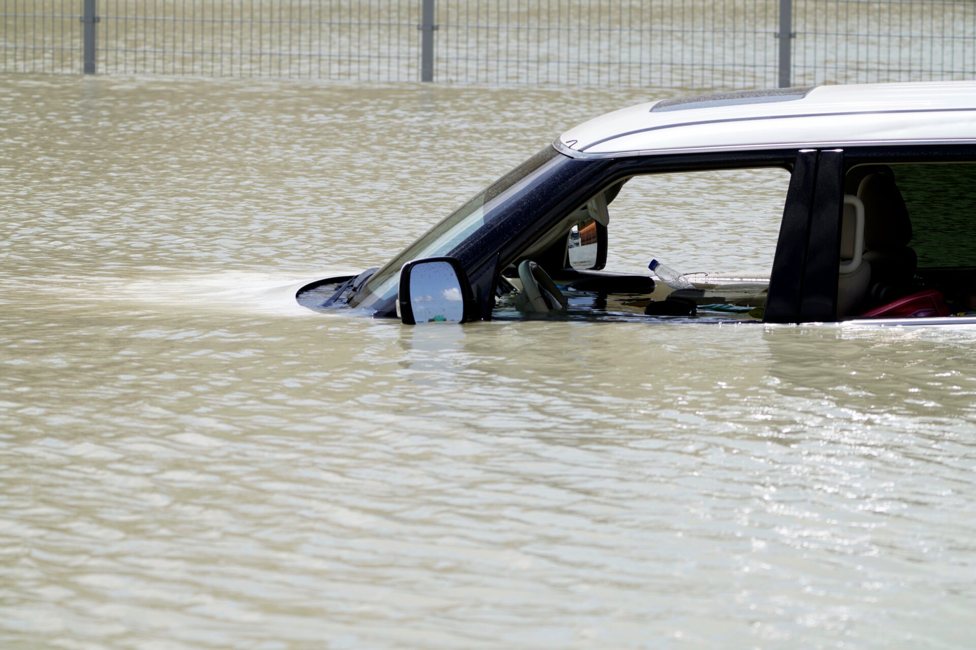 Des débris flottent à travers un SUV abandonné dans les eaux de crue à Dubaï, aux Émirats arabes unis, le mercredi 17 avril 2024. 