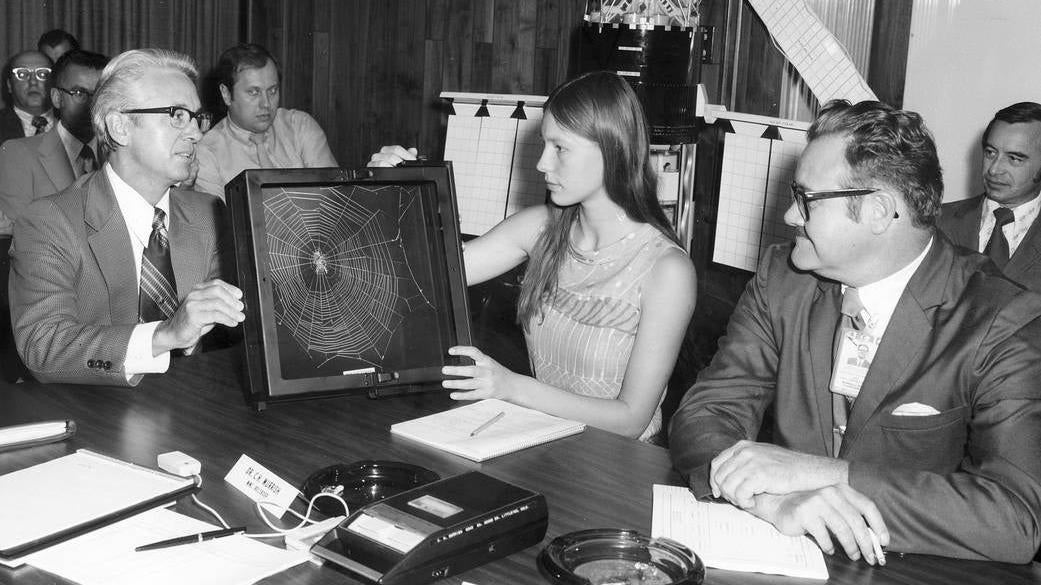 Judith Miles, lycéenne, propose son expérience sur l’espace Web d’araignée Skylab en 1972.