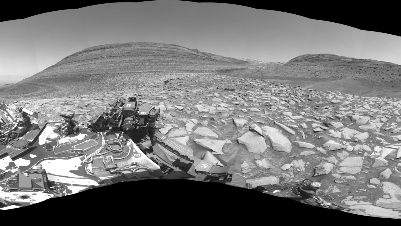 Le rover Curiosity de la NASA a capturé ce panorama à 360 degrés du canal Gediz Vallis à l’aide de l’une de ses caméras de navigation en noir et blanc le 3 février.