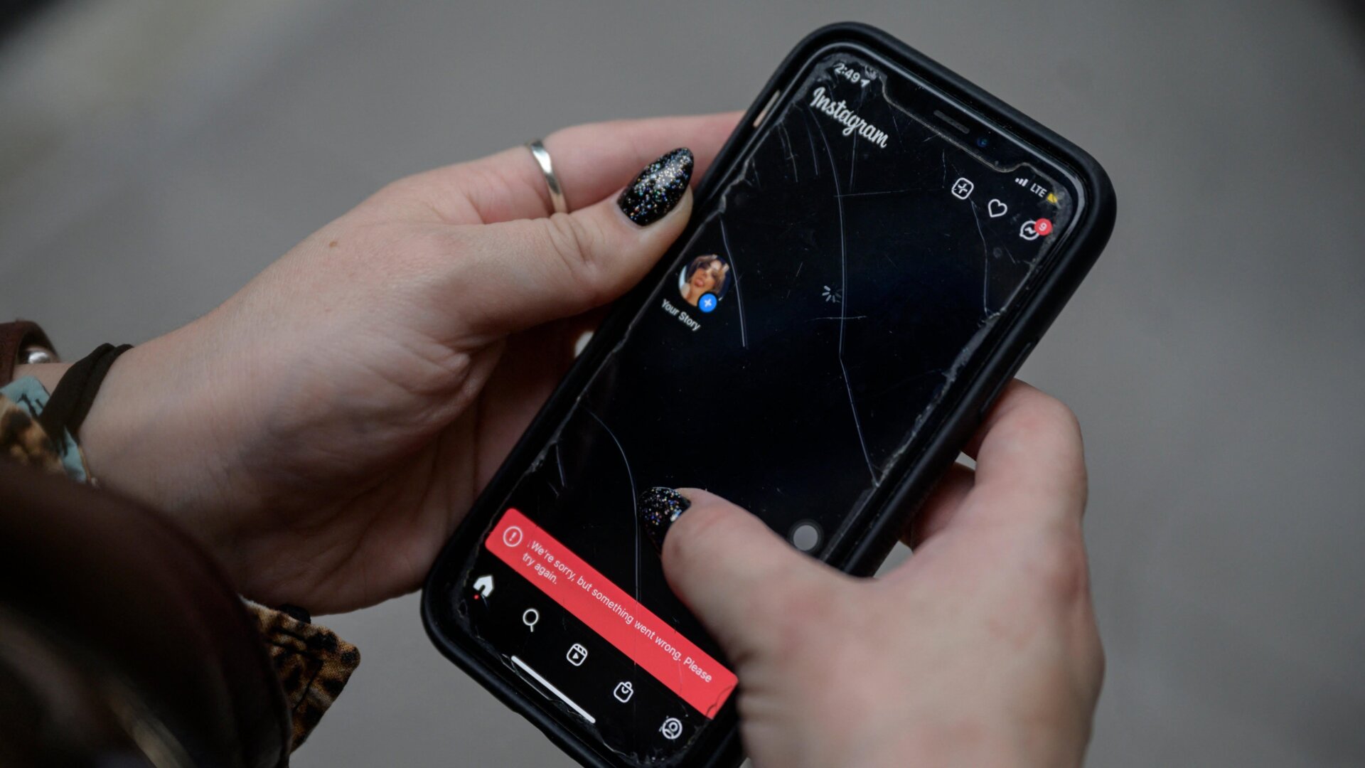 Photo d’archives d’une femme vérifiant son téléphone lors d’une panne d’Instagram en 2021.