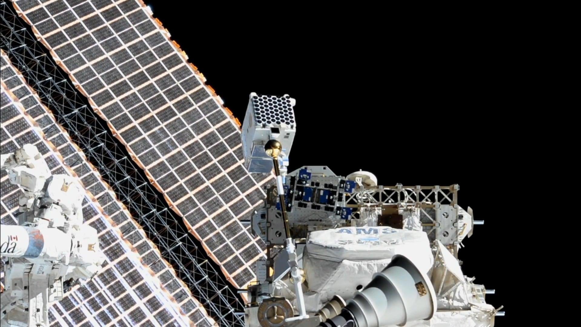 Le télescope NICER à l’extérieur de l’ISS où il étudie les étoiles à neutrons et d’autres sources de rayons X.