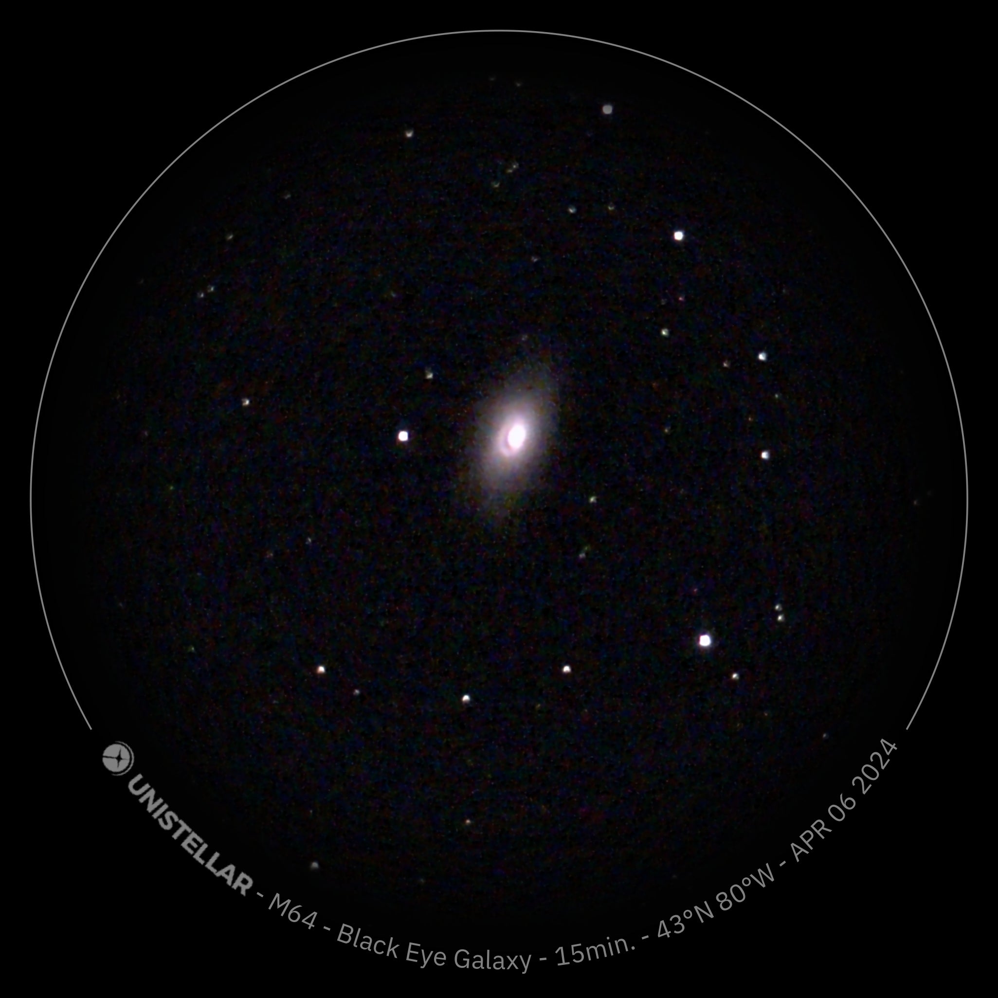 La galaxie Black Eye, telle qu’imagée par l’Odyssey Pro, avec le filigrane très utile d’Unistellar. 