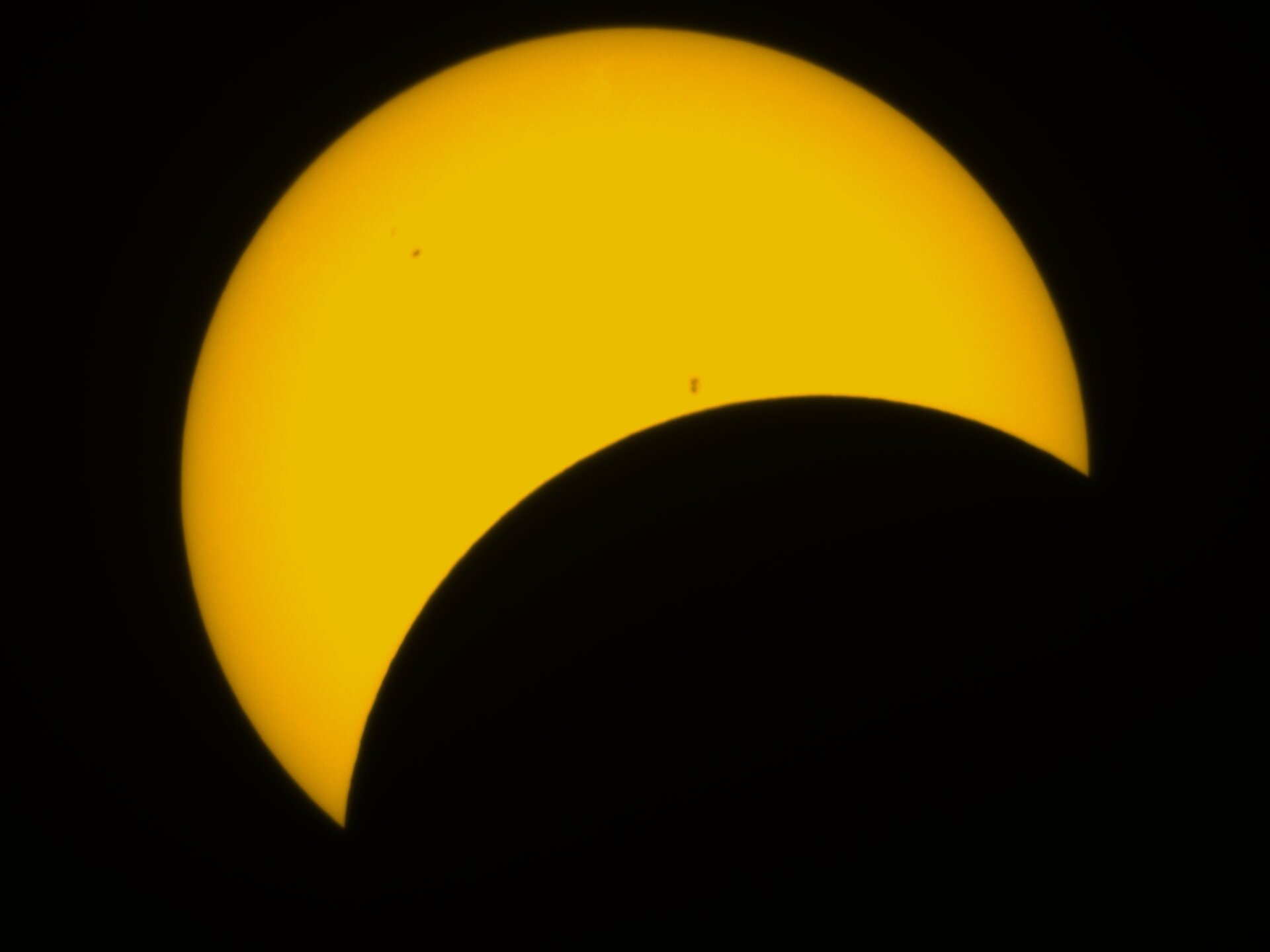 L’éclipse solaire du 8 avril , telle qu’imagée par l’Odyssey Pro équipé du filtre solaire d’Unistellar (pas de modification externe). 