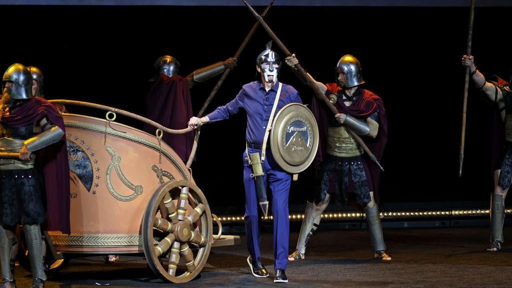 Pas un instant de Gladiateur II. Au lieu de cela, c’est Chris Aronson, président de la distribution nationale de Paramount Pictures, qui s’habille pour célébrer le film à la CinemaCon.