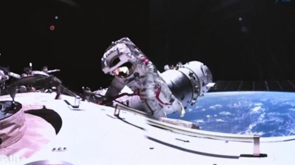 Un membre de l’équipage de Shenzhou 17 répare les panneaux solaires lors d’une récente sortie dans l’espace. 