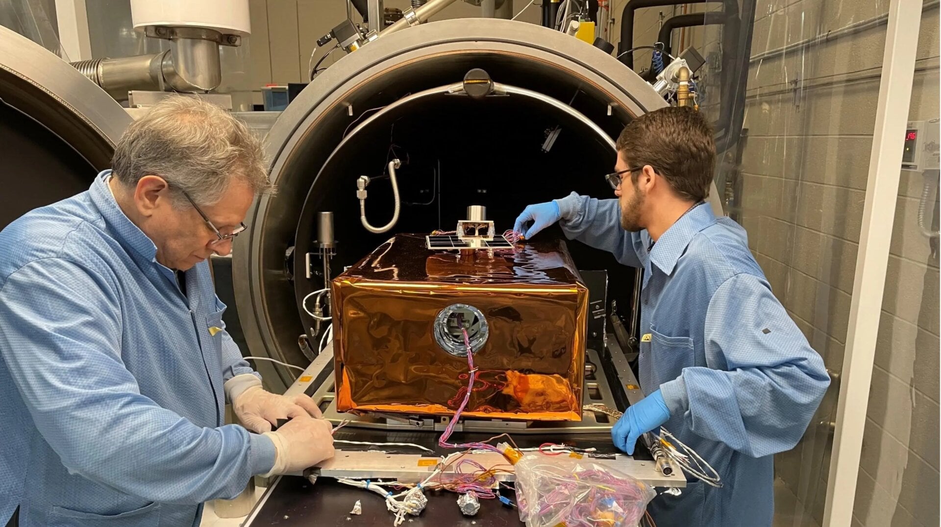 L’unité d’ingénierie LEMS est placée dans une chambre à vide thermique pour les tests.