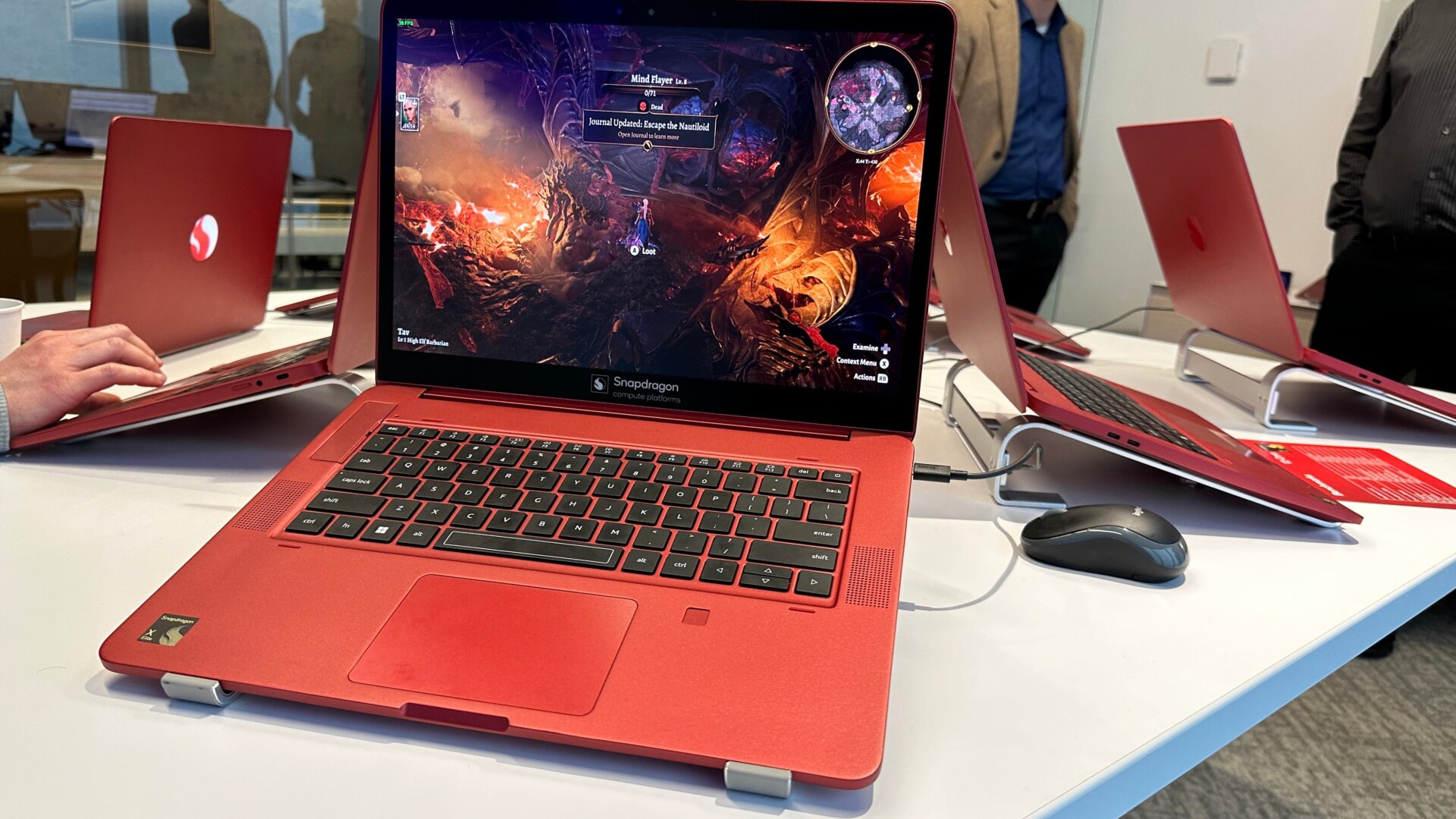 Un PC de test exécutant la prochaine puce Qualcomm Snapdragon X Elite, obtenant des fréquences d’image relativement stables exécutant une émulation de Baldur’s Gate III.