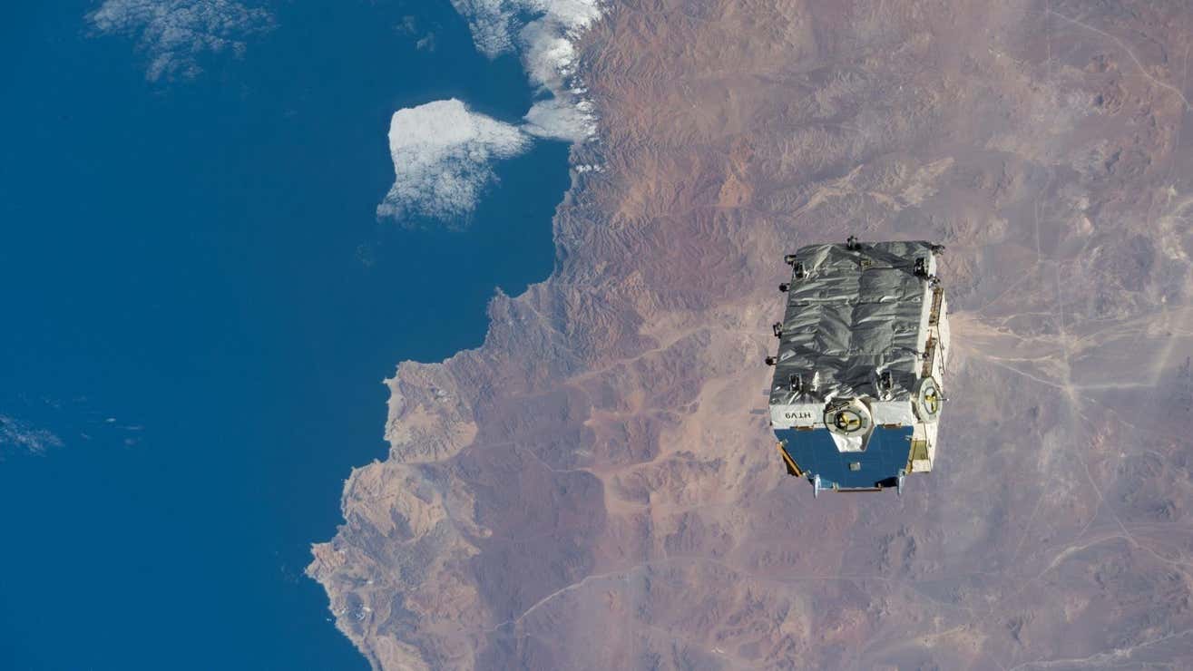 La palette de cargaison après avoir été lance par le bras robot du Canadarm2 en 2021.