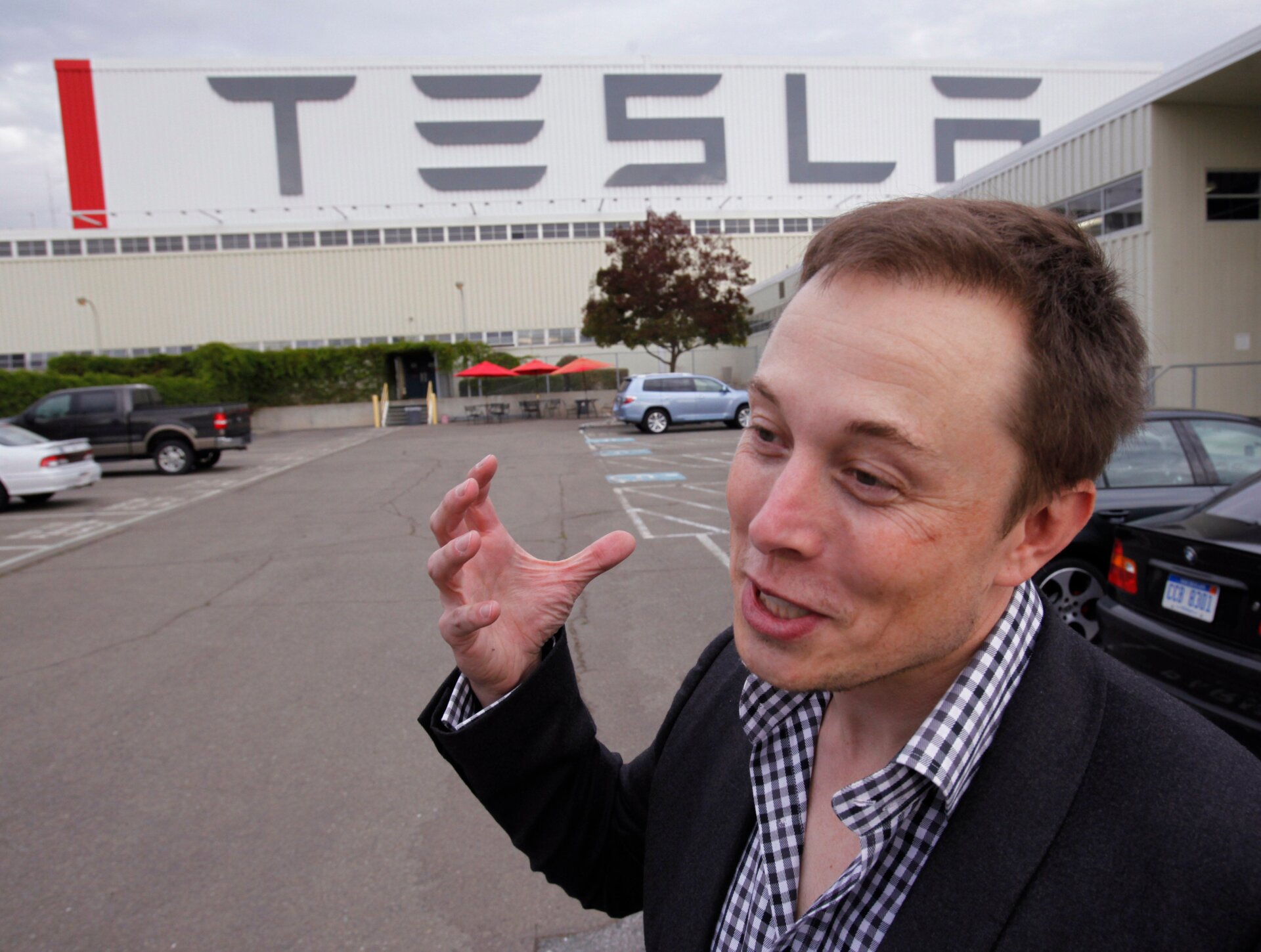 Elon Musk, PDG de Tesla, dévoile la nouvelle usine Tesla à Fremont, en Californie, le mercredi 27 octobre 2010.